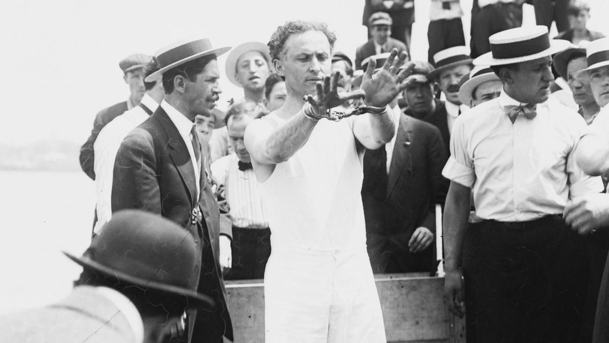 San Francisco presenció una de las fugas más impactantes de Houdini: solamente necesitó 57 segundos para escapar de cadenas bajo el agua