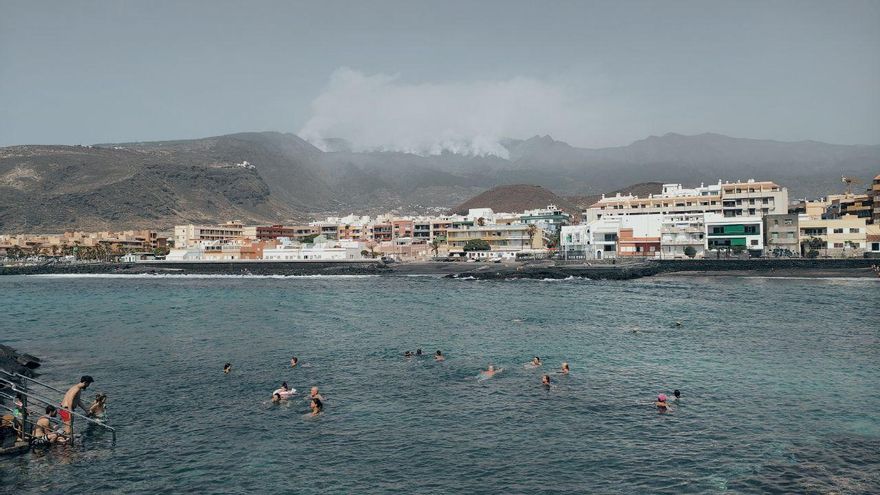 El incendio de Tenerife, visto desde la costa de Güímar