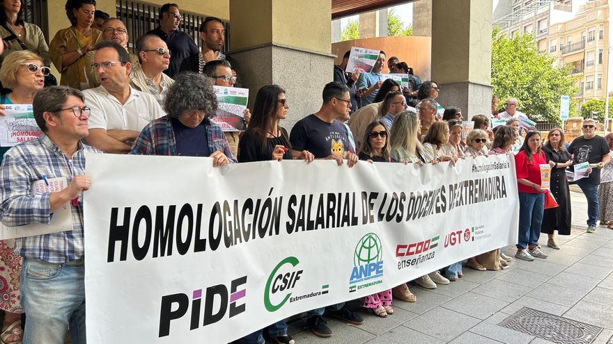 Los sindicatos docentes piden reunirse con Guardiola ante la "parálisis" de la Junta