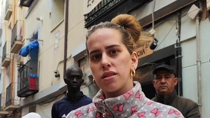 Llaman a parar un desahucio de cinco familias en Zaragoza a manos de la Sareb: “Estas son nuestras casas”