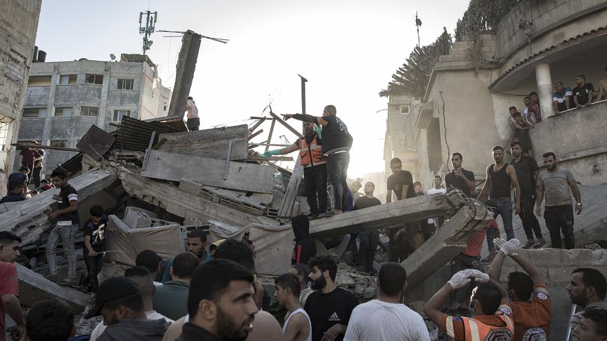 Palestinos buscan cadáveres y supervivientes entre los escombros de un edificio residencial tras un ataque aéreo israelí contra el campo de refugiados de Jan Yunis, en el sur de la Franja de Gaza, el 4 de noviembre de 2023. EFE/EPA/HAITHAM IMAD