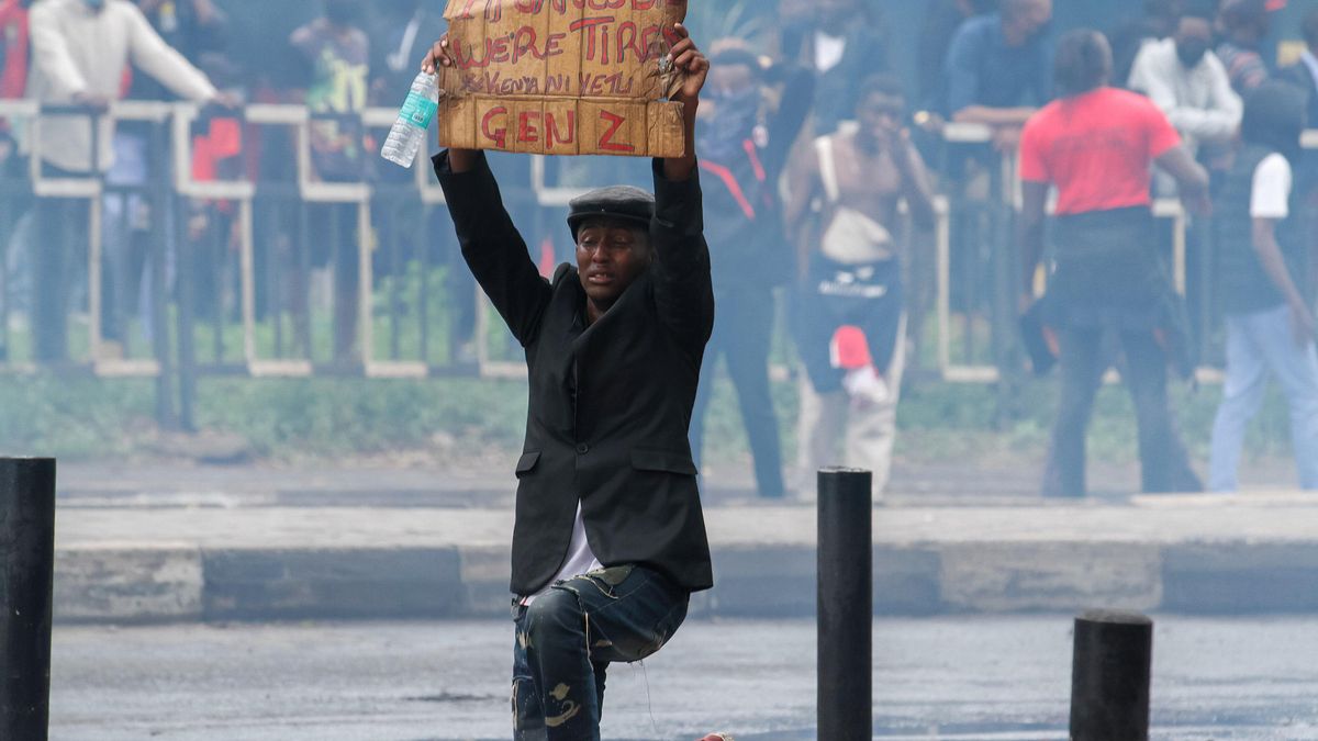 Un manifestante en Kenia protesta contra las medidas económicas del gobierno pese a las cargas policiales.