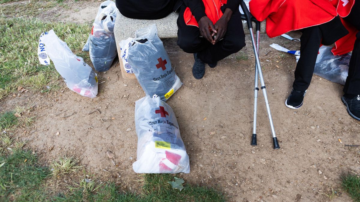 En aquestes bosses hi guarden les seves pertinences i el kit d’higiene que els proporciona la Creu Roja. Les crosses també els han estat facilitades per aquesta entitat.
