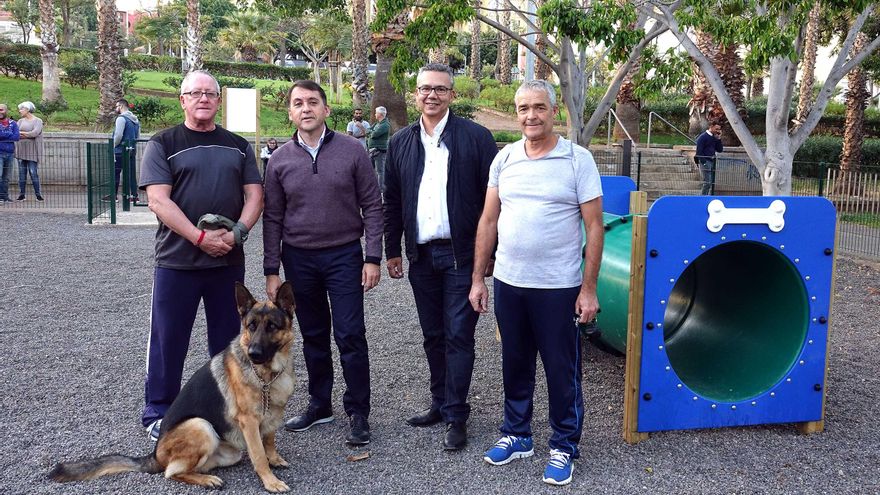 El alcalde Bermúdez, en el día de la puesta en marcha del parque para perros de Las Delicias