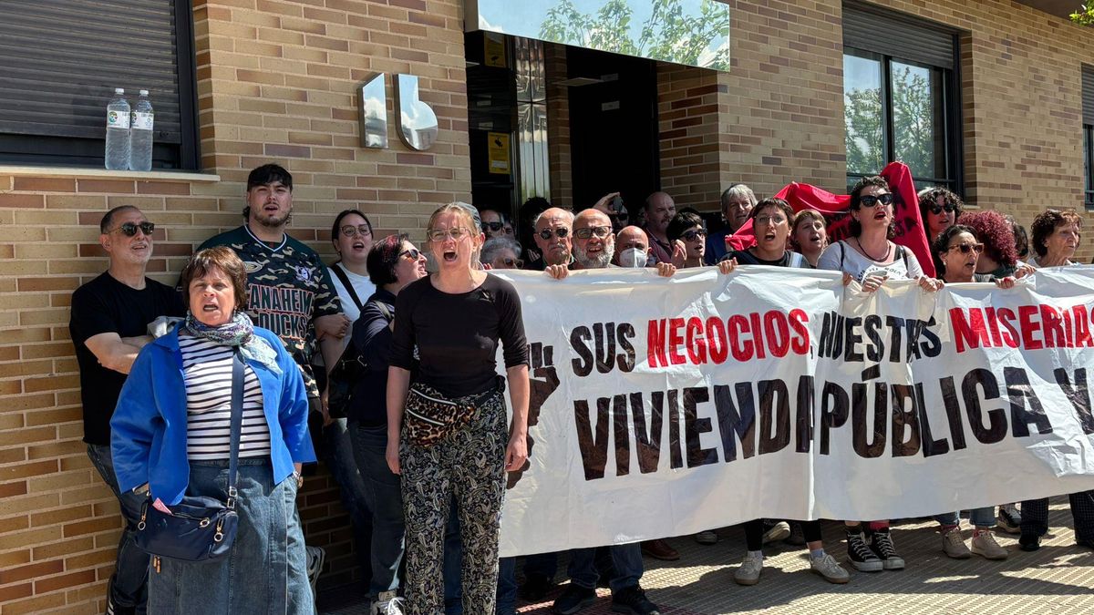 Activistas tratan de paralizar el desahucio de una mujer y su hijo en Logroño