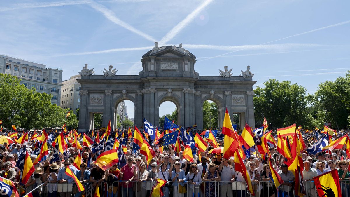 Decenas de personas durante una manifestación del PP, en la Puerta de Alcalá, a 26 de mayo de 2024, en Madrid (España).