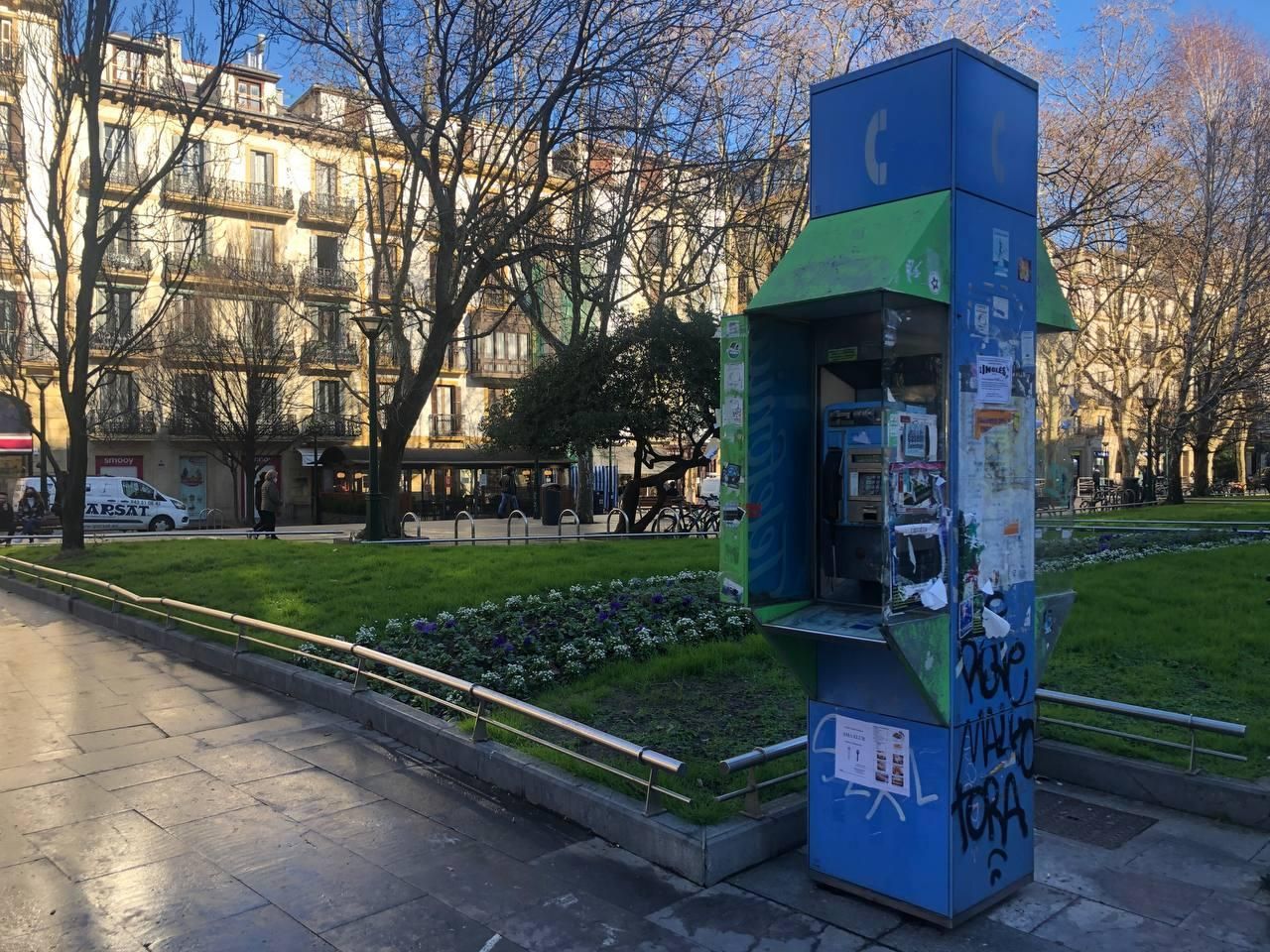 Cabina de teléfono en el Boulevard de Donostia