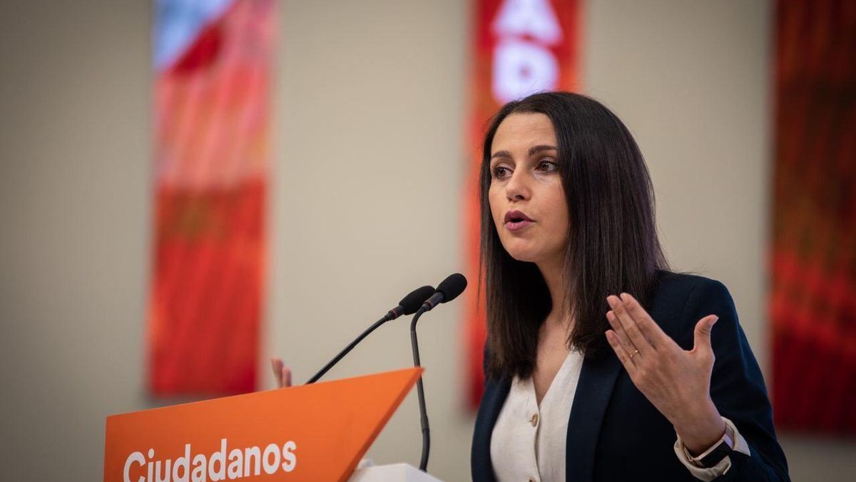 La presidenta de Ciudadanos, Inés Arrimadas, en rueda de prensa en la sede del partido.