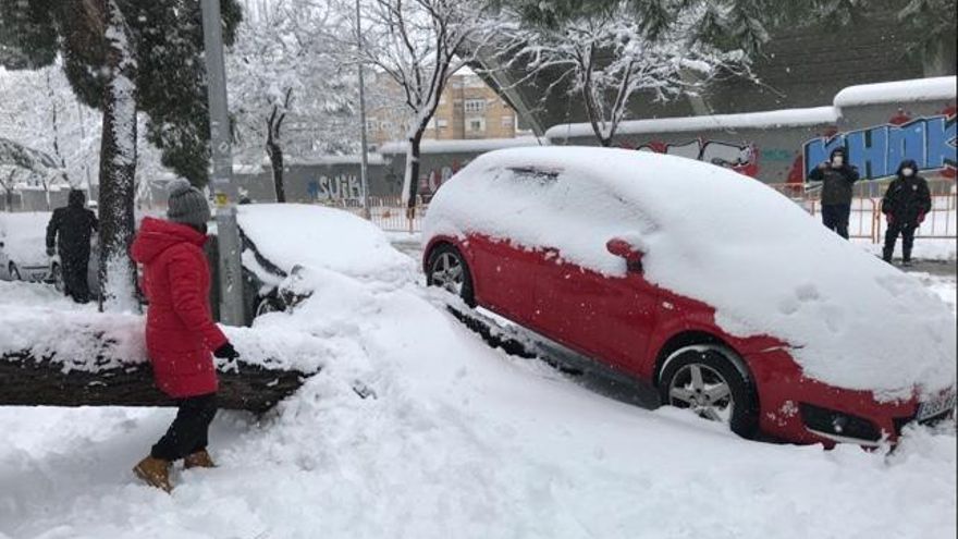 Daños por la nieve y el hielo en coches y personas: ¿a quién reclamar?