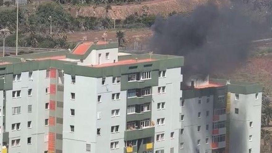Tres personas resultan heridas tras arder una vivienda en un bloque de pisos en Jinámar