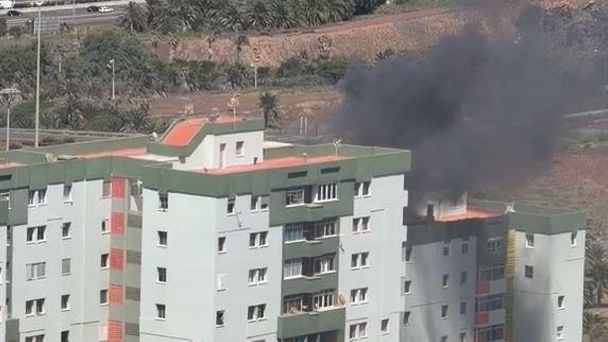 Tres personas resultan heridas tras arder una vivienda en un bloque de pisos en Jinámar