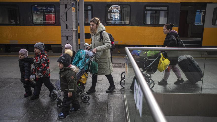 Una mujer y varios niños ucranianos caminan por el andén de la estación de tren de Praga, a su llegada este martes. EFE/EPA/MARTIN DIVISEK