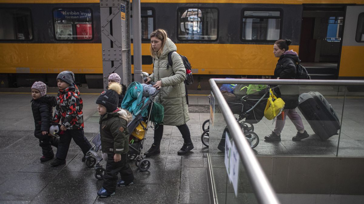 Una mujer y varios niños ucranianos caminan por el andén de la estación de tren de Praga, a su llegada este martes. EFE/EPA/MARTIN DIVISEK