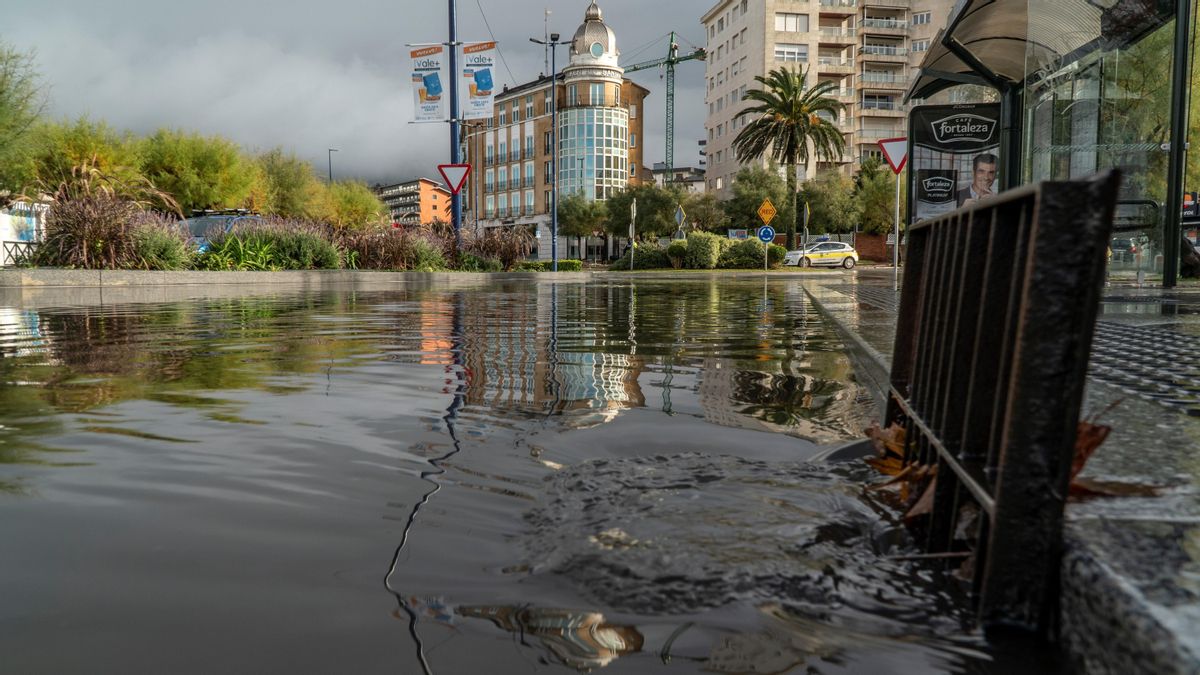 La Plaza de Italia inundada tras las fuertes lluvias caídas en El Sardinero.