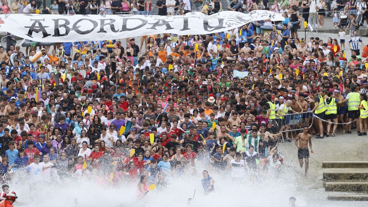 Piratas de todas las edades navegan por las aguas donostiarras en el abordaje más popular.