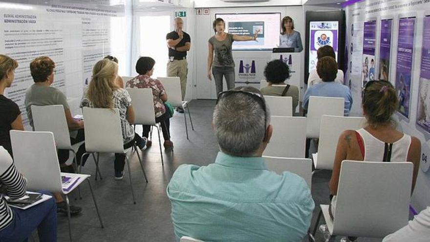 Agentes de la Ertzaintza explican los protocolos de actuación frente a la violencia de género. Foto: Irekia