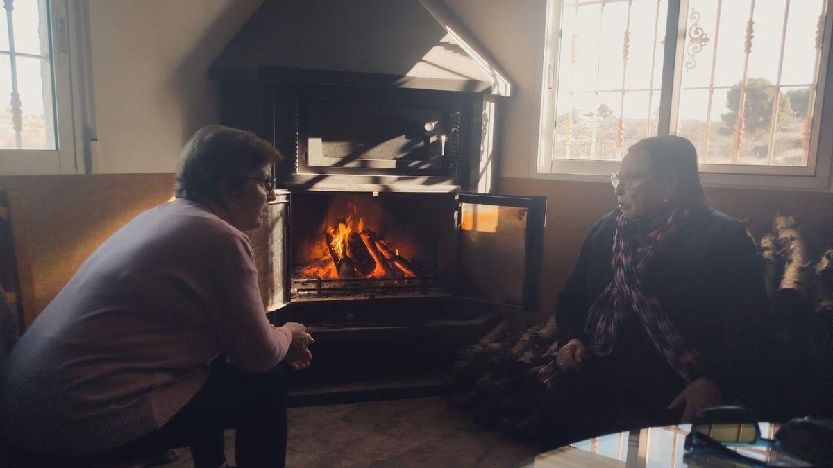 Antonia y Virginia dialogan al calor de la lumbre de Joaquín
