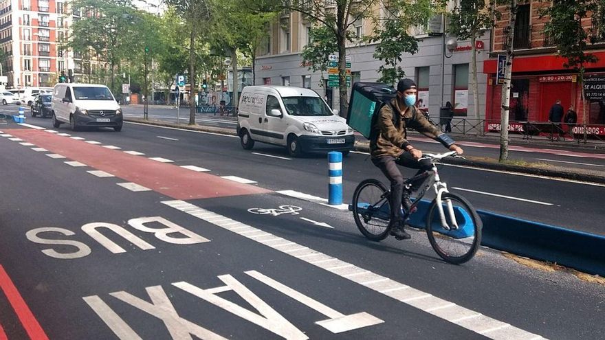 Un rider utiliza el carril bici de bulevares, a su paso por Sagasta