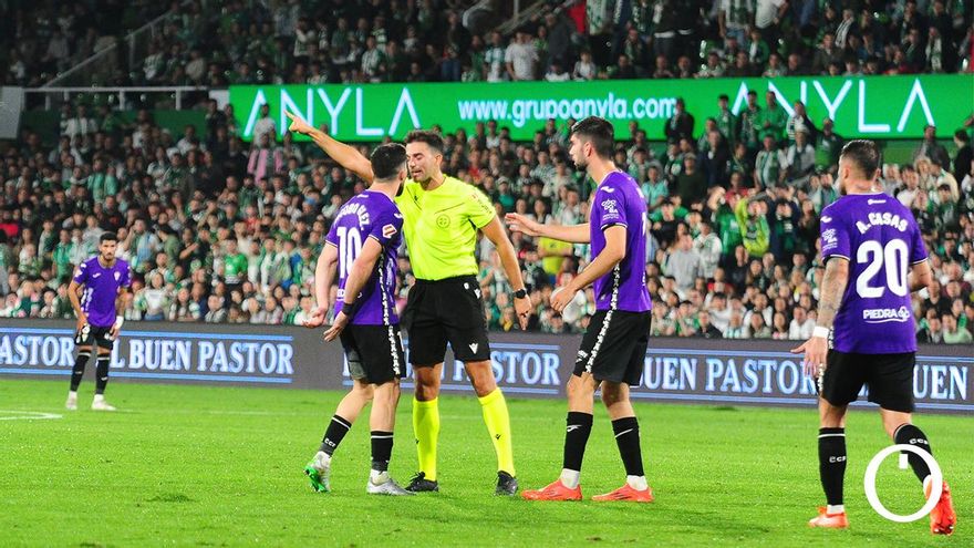 Jacobo González, expulsado ante el Racing de Santander por decirle al árbitro "eres malísimo" según el acta