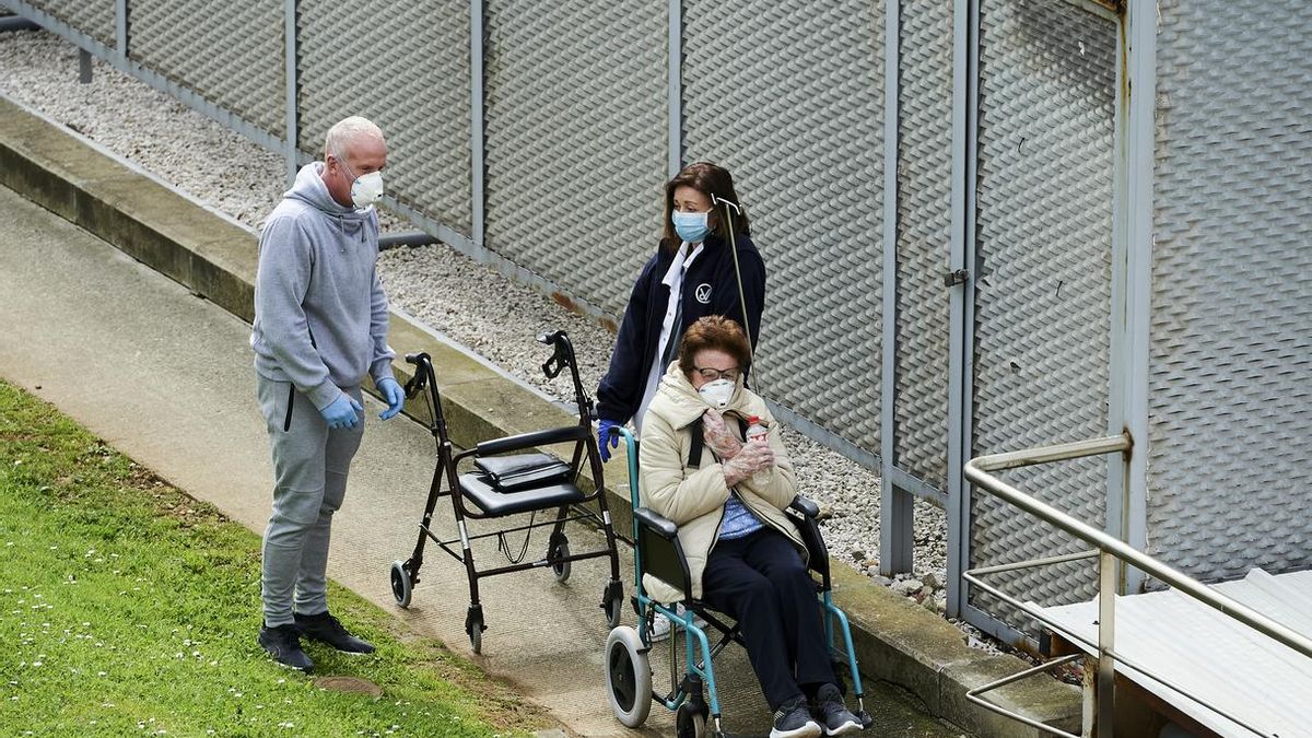 Pacientes con mascarillas en el hospital de Valdecilla. | JUAN MANUEL SERRANO