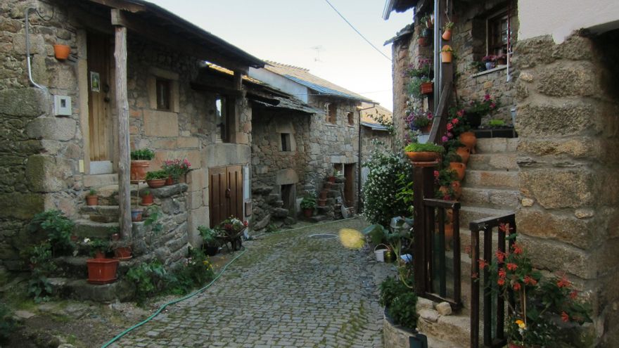 A pocos minutos de Galicia: la pequeña aldea portuguesa rodeada por uno de los espacios naturales más ricos de la península