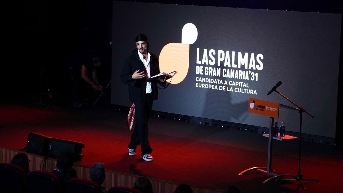 El rapero Aniba, colaborador de la candidatura, actuó de maestro de ceremonias.