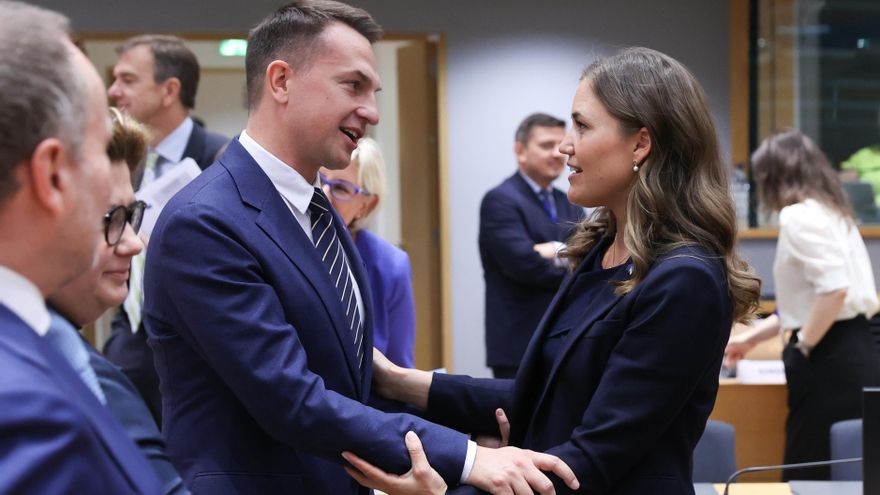 El ministro de Asuntos Europeos de Polonia, Adam Szlapka, saluda a la ministra del ramo danesa, Marie Bjerre.