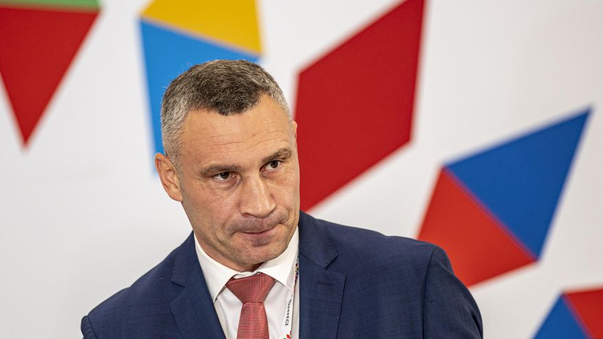 El alcalde de Kiev, Vitaly Klitschko, llega a la reunión de la Mesa del Comité Europeo de las Regiones en Praga este 16 de septiembre. EFE/EPA /MARTIN DIVISEK