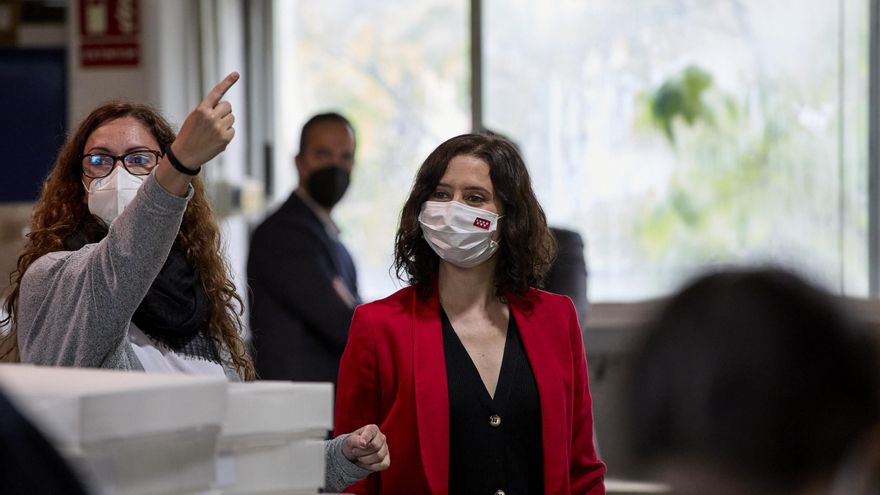 Ayuso promete ahora en campaña que cambiará el modelo de residencias con más personal tras el desastre de la primera ola