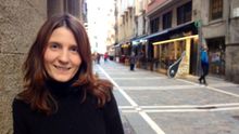 Paz Francés, a las puertas de la sede de Aranzadi en la calle Estafeta de Pamplona.