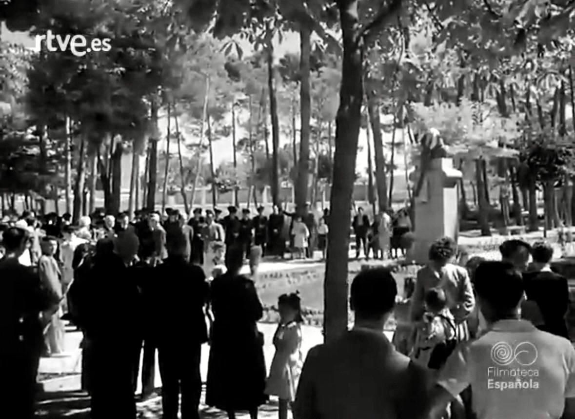 Feria de Albacete en 1948. Inauguración del monumento a Cervantes