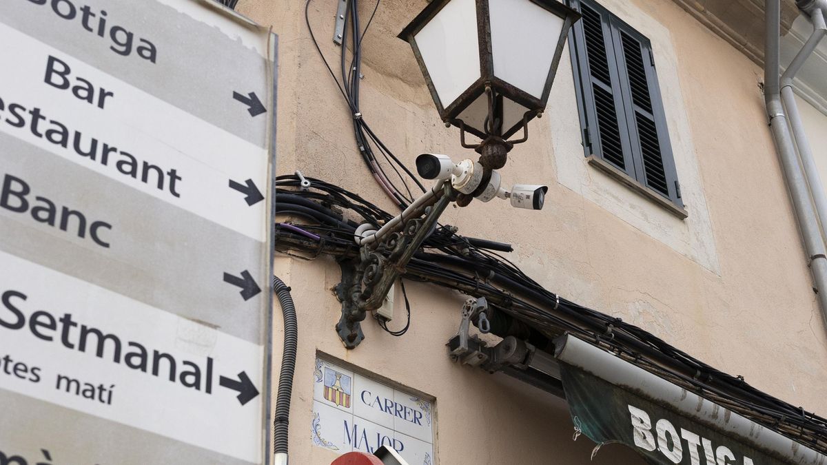 Otro par de dispositivos en el carrer Major, una de las zonas más vigiladas, orientados hacia las zonas de paso del centro del pueblo y colocados a baja altura.