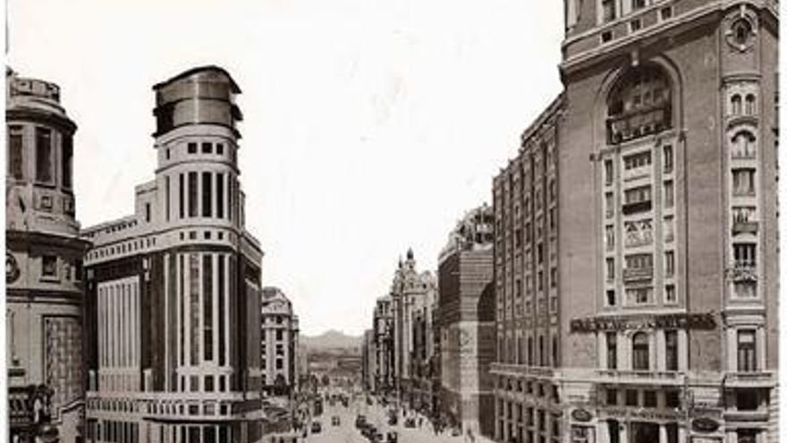 Reconstrucción gráfica del Edificio Carrión, previa colocación de cualquier publicidad en él, con la Gran Vía a su alrededor.