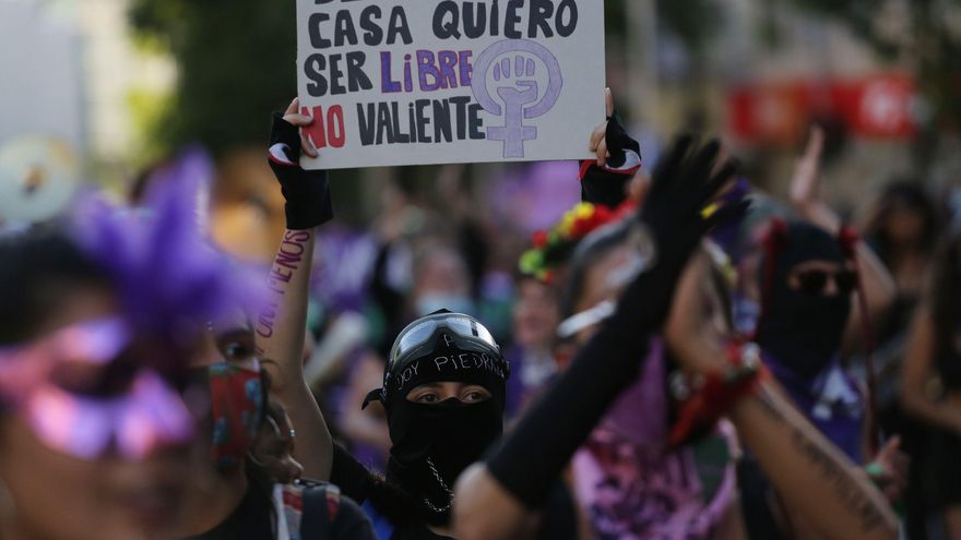 Un grupo de mujeres participa en una manifestación por el Día Internacional de la Eliminación de la Violencia contra la Mujer hoy, en Santiago de Chile (Chile). EFE/Elvis González