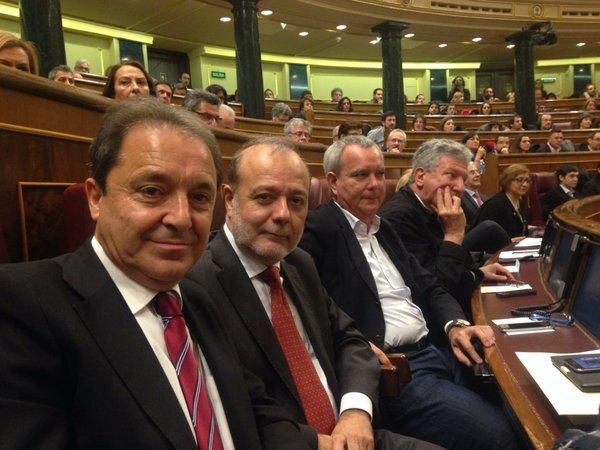Sebastián Franquis y Pedro Quevedo, juntos a otros diputados del PSOE. FOTO: Twitter de Chano Franquis.