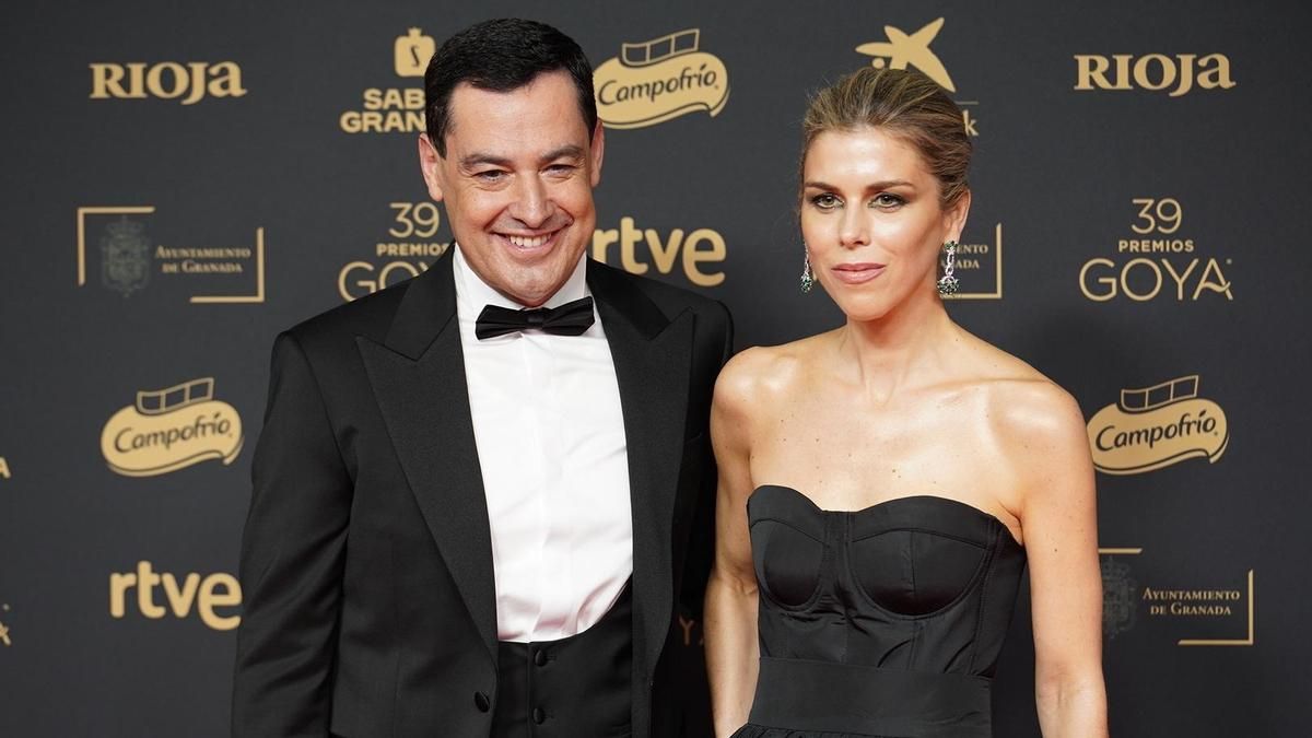 Juanma Moreno junto a su pareja, Manuela Villena, en la alfombra roja de los premios Goya celebrados en Granada en febrero de este año.