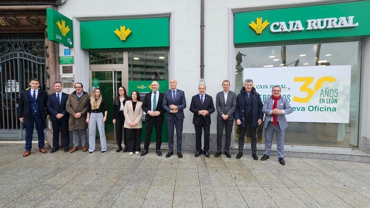 Apertura de la nueva oficina de Caja Rural en la Plaza de Guzmán, en León.