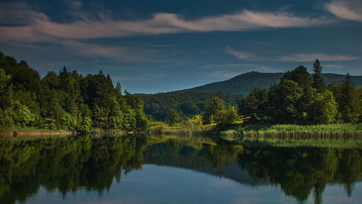 Otoño en el parque natural más fascinante de Europa: una ruta entre lagos, cascadas y bosques teñidos de dorado