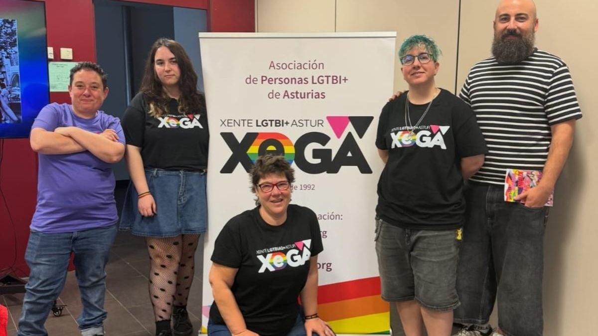 Yosune Álvarez, Carla Herrera, África Preus, Paula Vázquez y José María San MIguel, de la Asociación de Personas LGTBI+ de Asturias.