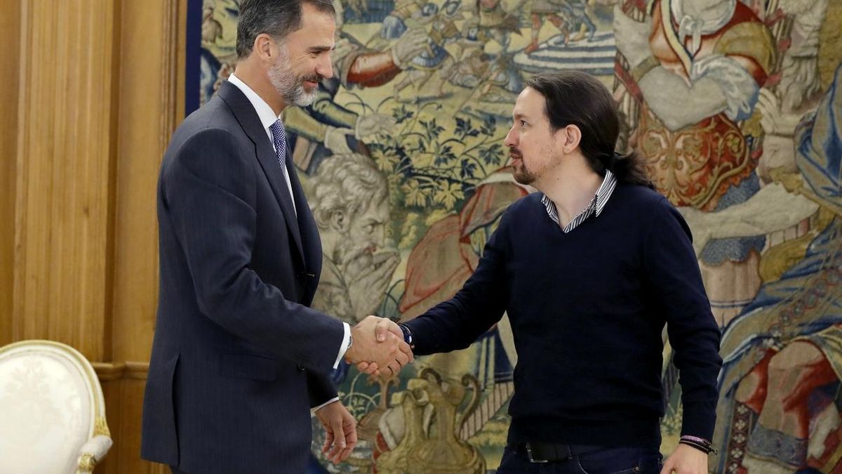 Podemos y la Monarquía: De la ambigüedad calculada y los elogios al Rey a cargar contra Felipe VI