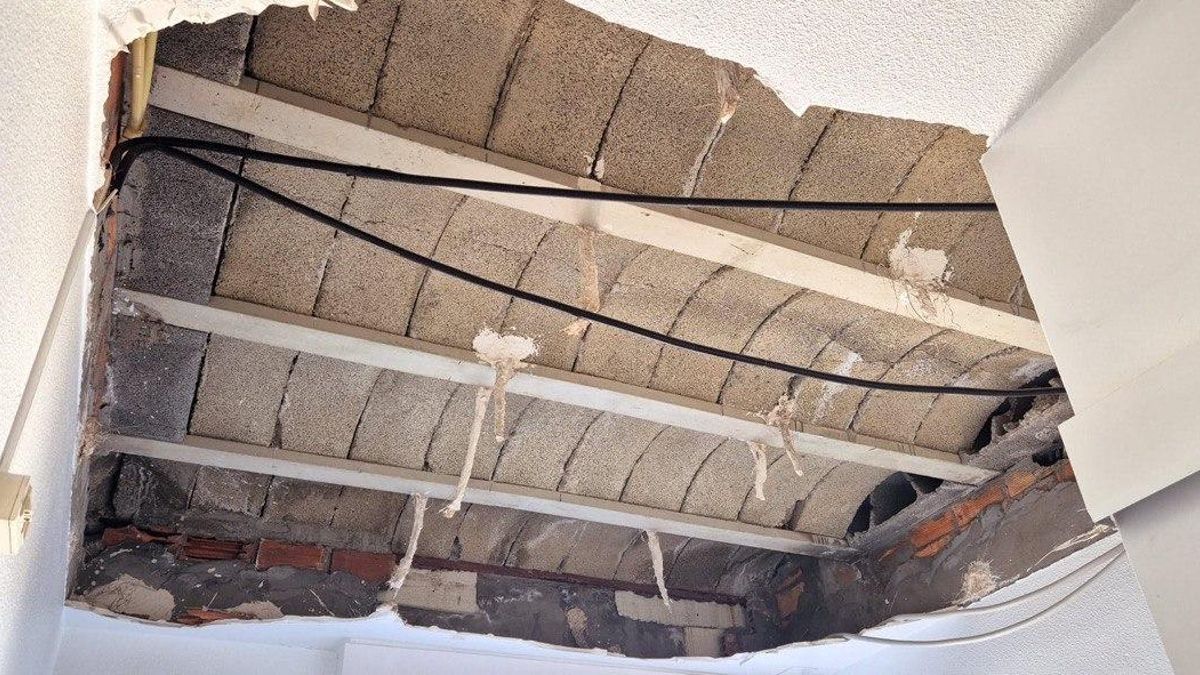 Imagen del techo de la habitación del Hospital Arquitecto Marcide de Ferrol sobre la que se derrumbó un falso techo