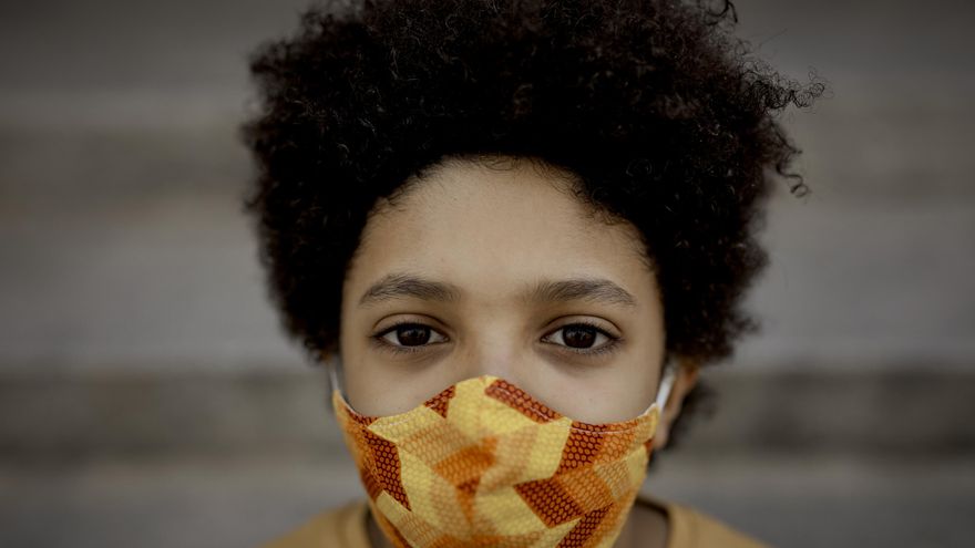 La OMS recomienda que los niños mayores de 12 años lleven mascarillas "en las mismas circunstancias que los adultos"
