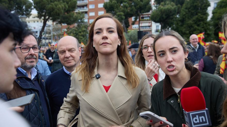 La portavoz de Vox en la Asamblea de Madrid, Isabel Pérez, durante una manifestación, en la Plaza de Colón, a 10 de mayo de 2025, en Madrid (España).