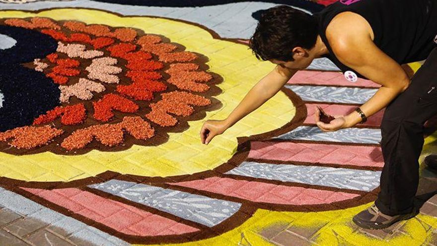 Experiencia turística en Elche de la Sierra (Albacete): alfombrista de serrín por un día
