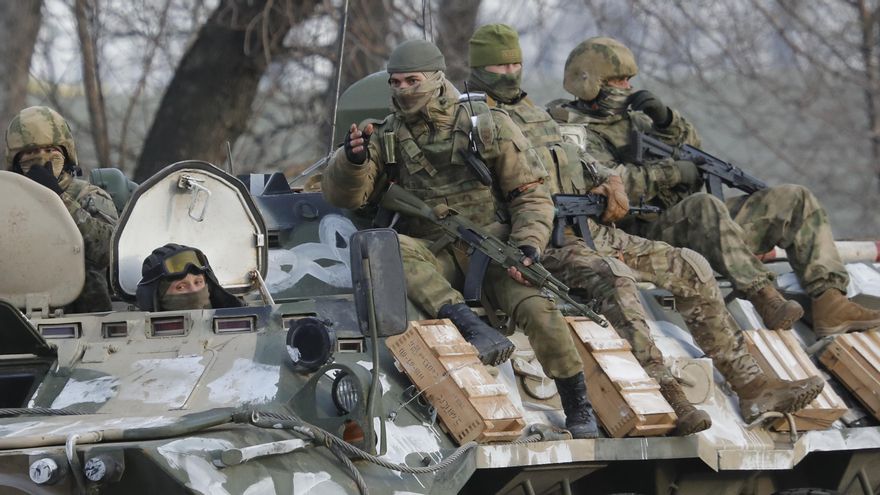 Varios militares viajan en un vehículo blindado por una carretera cerca de la frontera entre Rusia y Ucrania en la región de Belgorod, Rusia.