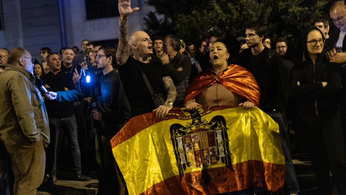 Un grupo de personas durante una concentración ultra frente al Ministerio de Transportes para exigir responsabilidades tras el accidente ferroviario en Urda.