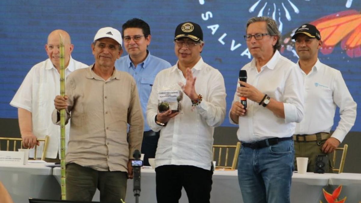 El comandante de la CNEB, Walter Mendoza (i); el presidente colombiano Gustavo Petro (c); y el jefe del equipo negociador del Gobierno, Armando Novoa (d).
