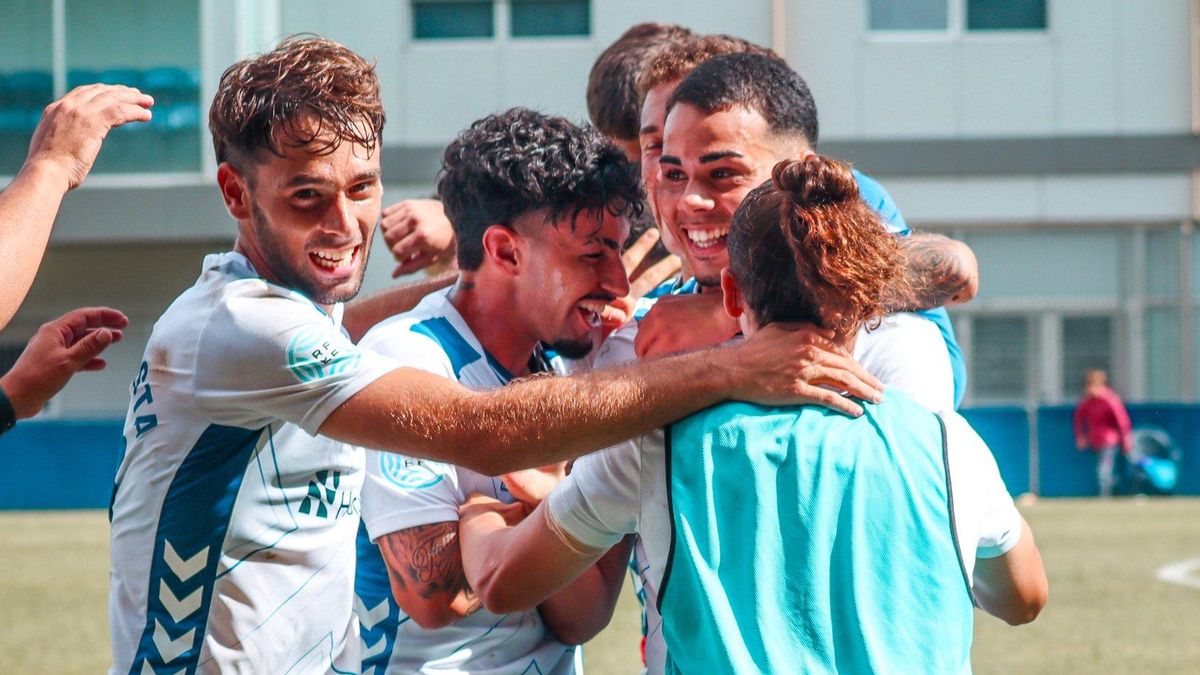 Celebración del Tenerife B ante el Colonia Moscardó
