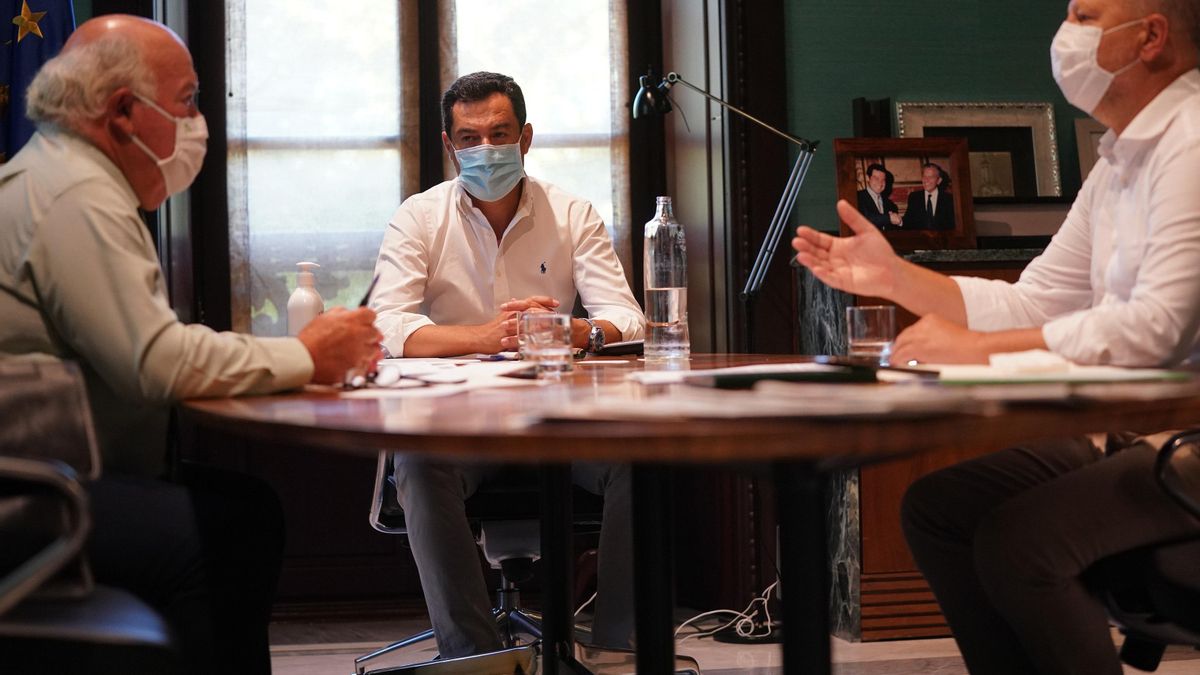 Juanma Moreno (c.), reunido este miércoles con Jesús Aguirre (i.) y Javier Imbroda (d.)