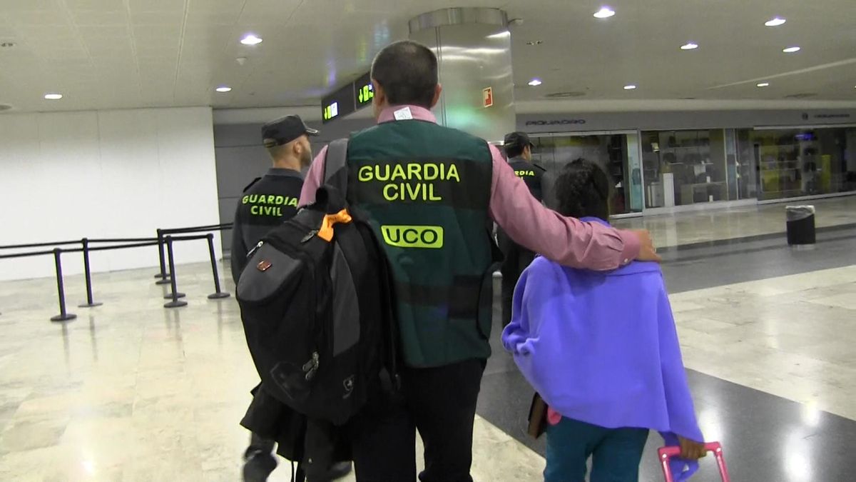 Itrab, a su llegada al aeropuerto de El Prat, en Barcelona, tras ser liberada.